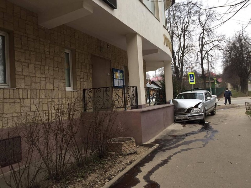 «Волга» врезалась в здание библиотеки, В Звенигороде автомобиль врезался в здание городской библиотеки