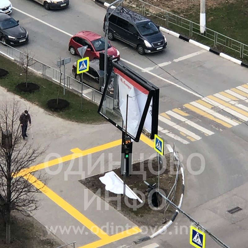 Сильный ветер повредил рекламный щит на Красногорском шоссе в Одинцово, Апрель