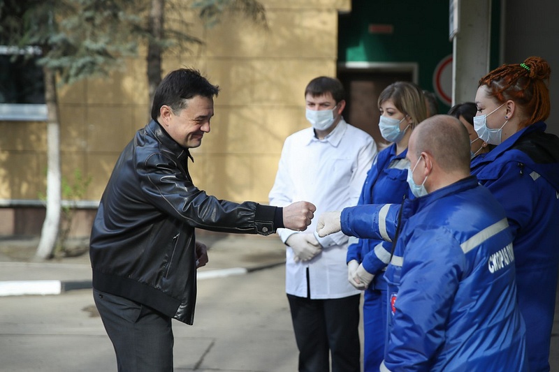 Губернатор Андрей Воробьёв приветствует бригаду скорой помощи, Губернатор Андрей ВОРОБЬЁВ посетил Одинцовскую подстанцию скорой помощи