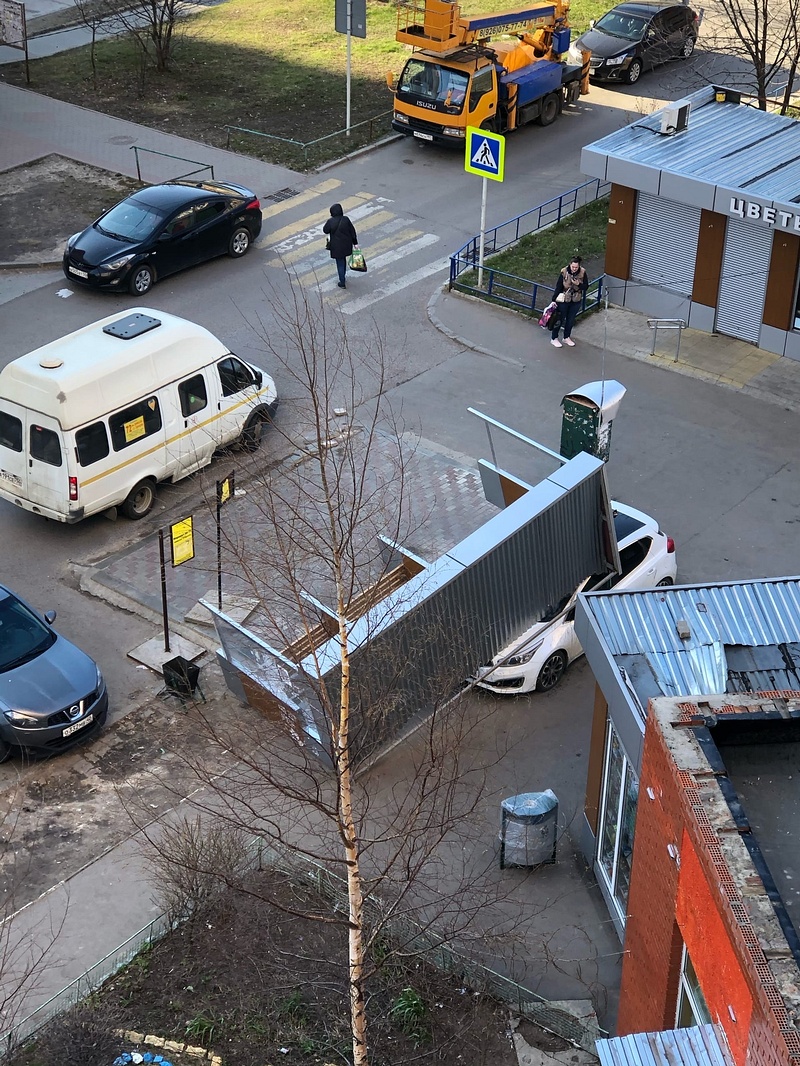 Ветер опрокинул павильон автобусной остановки на автомобиль в посёлке ВНИИССОК, Апрель