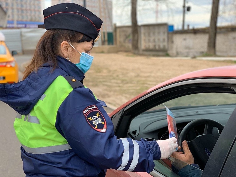 Инспекторы ГИБДД Одинцовского округа раздают водителям медицинские маски