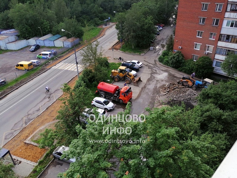 Ново-Спортивная улица, рабочие меняют покрытие тротуара, Замена покрытия тротуаров на улицах Одинцово