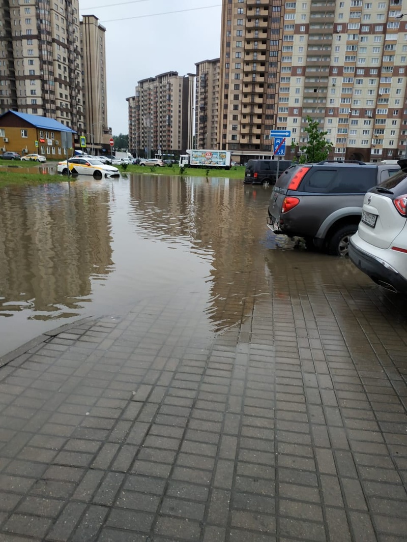 ЖК «Гусарская баллада», дворовые проезды затоплены после дождей, «Вода льётся рекой». Новые дожди привели к затоплениям