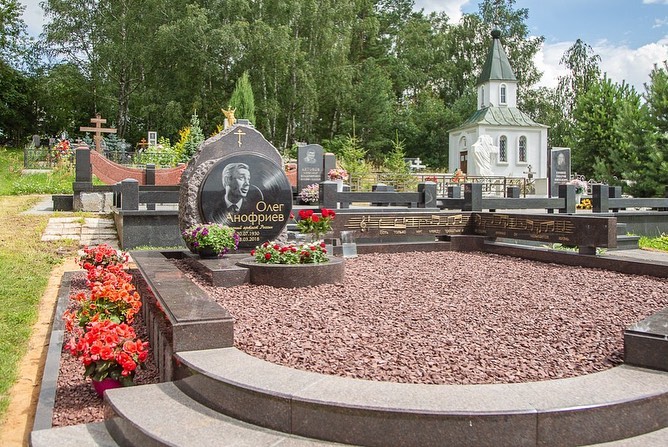 На кладбище села Аксиньино установили памятник на могиле Олега Анофриева
