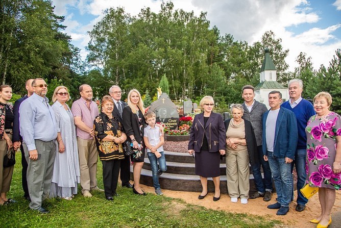 На кладбище села Аксиньино установили памятник на могиле Олега Анофриева
