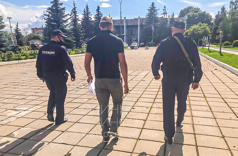Через час на площадь прибыли сотрудники полиции, 23 июля, возобновились одиночные пикеты на центральной площади Одинцово у здания администрации Одинцовского городского округа