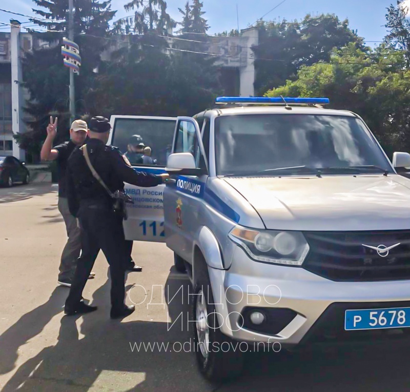 Задержание Георгия Городецкого на центральной площади в Одинцово, 23 июля, возобновились одиночные пикеты на центральной площади Одинцово у здания администрации Одинцовского городского округа