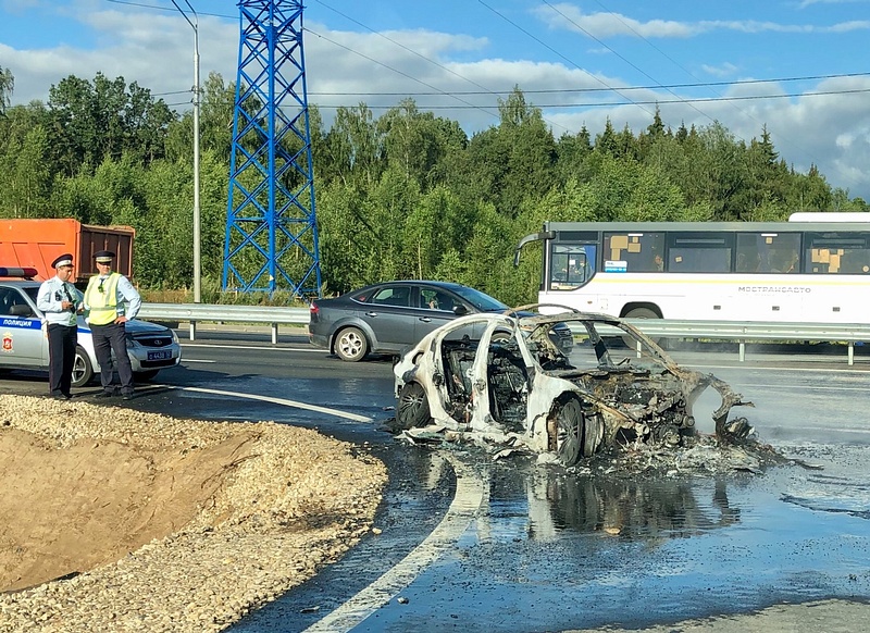 BMW сгорел на подъезде к Звенигороду