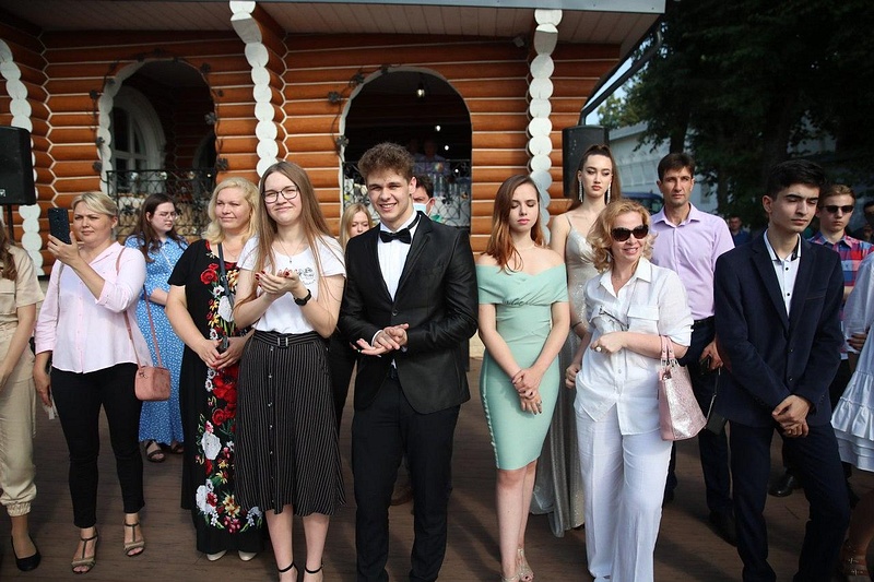 Церемония награждения у Саввино-Сторожевского монастыря, 32 выпускника-стобалльника получили медали в Одинцовском округе