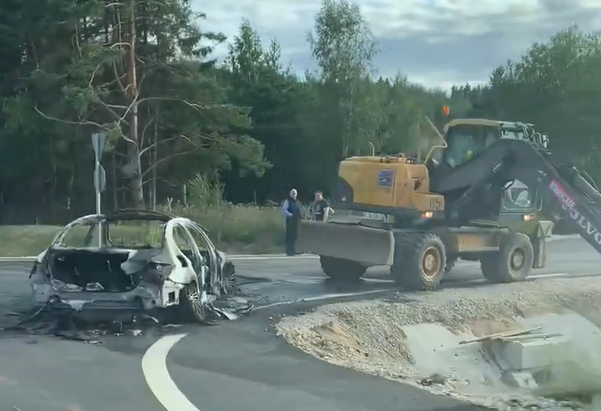 BMW сгорел на подъезде к Звенигороду