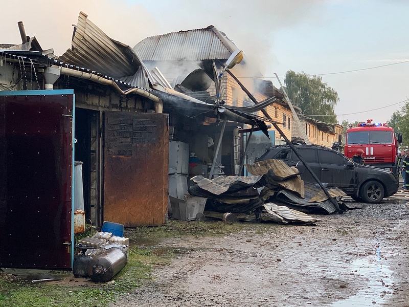 Последствия пожара в гаражах, 70 человек тушили загоревшиеся гаражи в Кубинке