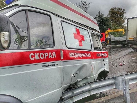 Карета скорой помощи налетела на ограждение, Три человека пострадали в массовом ДТП на ЦКАД