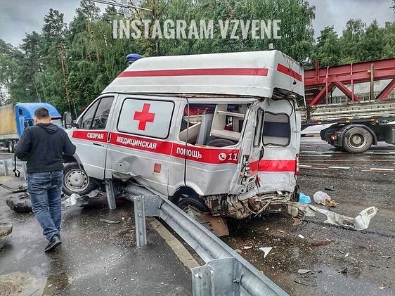 Автомобиль скорой помощи после столкновения отбросило на ограждение дороги, Три человека пострадали в массовом ДТП на ЦКАД