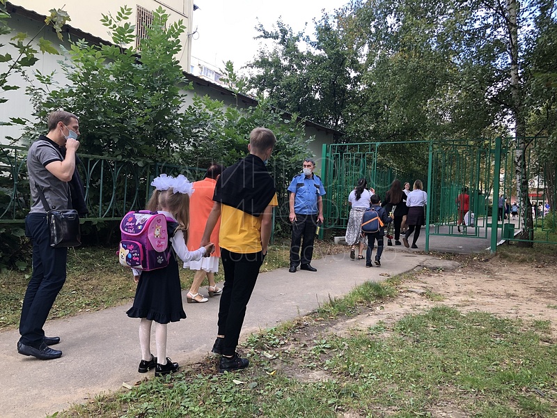 Охранник проверяет наличие масок перед входом на территорию гимназии, Линейка 1 сентября в гимназии №14 города Одинцово