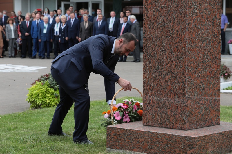 Алексей Солдатенко возлагает цветы к памятнику Сергею Жегалову, ВНИИССОК отмечает 100-летний юбилей