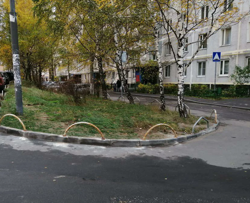 Антипарковочные дуги на участке с зелёными насаждениями, Комсомольская улица в Одинцово, Сентябрь