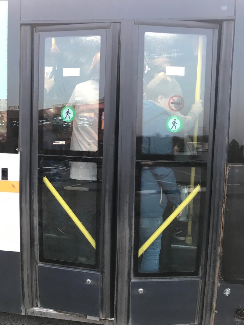 Пассажиры стоят в дверях автобуса №22, Октябрь