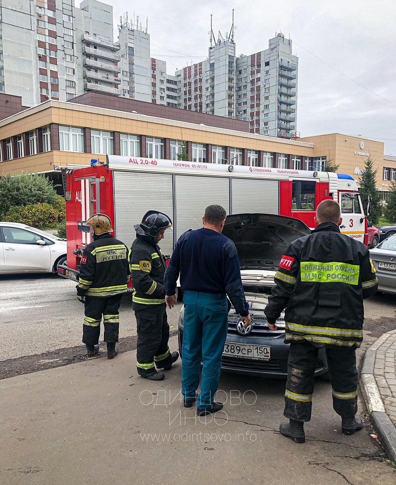 Пожарные прибыли на место происшествия, Фольксваген Golf Plus загорелся сразу после выезда с гаражного кооператива на улице Маршала Неделина 2А