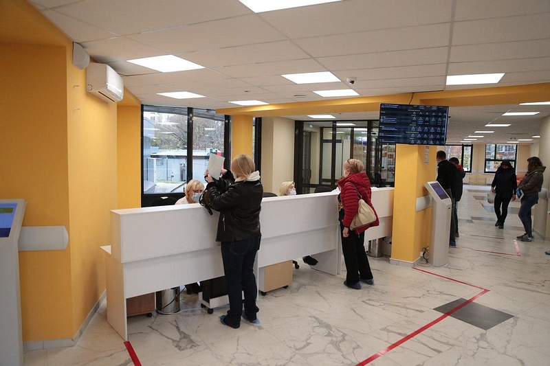Регистратура в холле здания, В Одинцово открыли новый корпус поликлиники №1