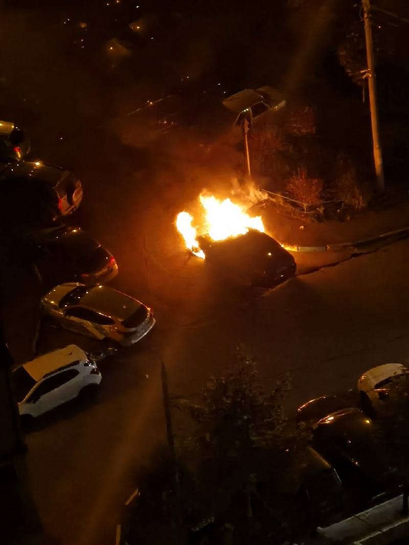 Огонь охватил иномарку во дворе, В Трёхгорке ночью сгорел автомобиль