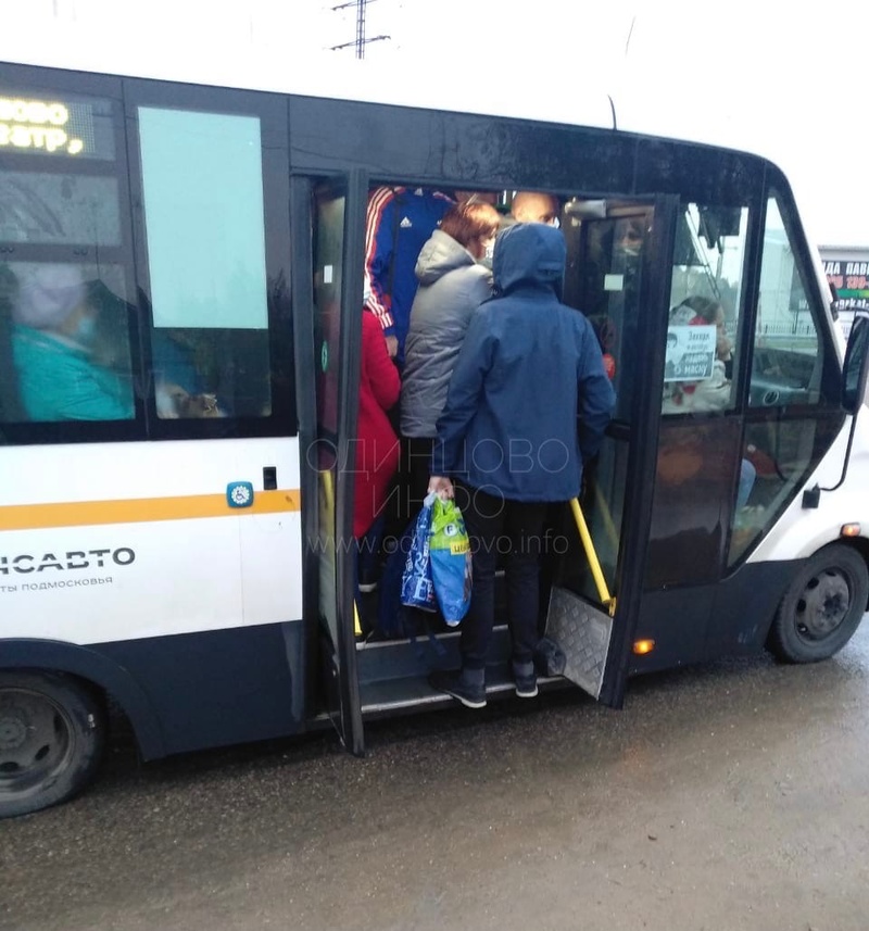 Все места заняты, пассажиры стоят в дверях, Переполненный автобус маршрута №22 «Ершово — Голицыно»