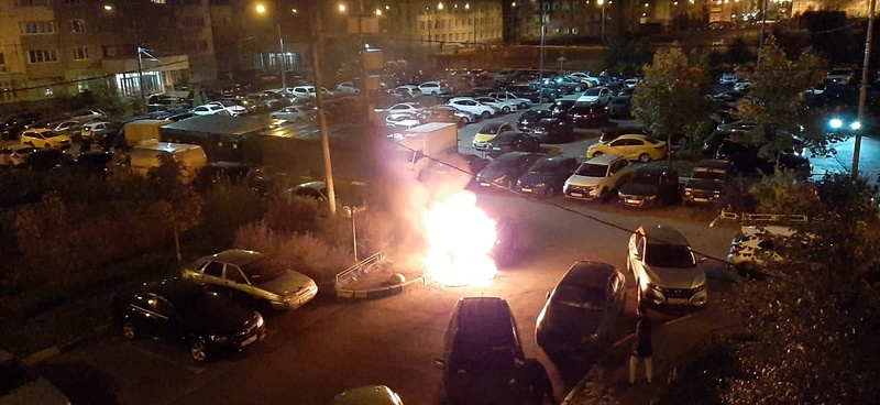 Машина горит на придомовой территории, В Трёхгорке ночью сгорел автомобиль