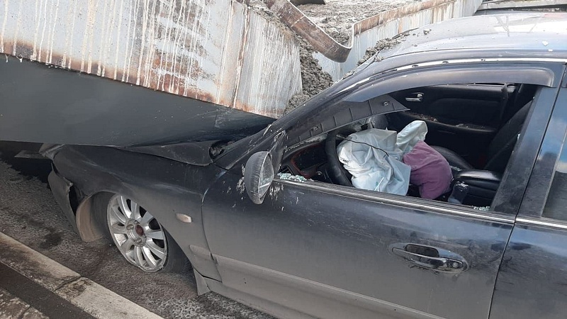 Балка рухнула на машину на Рублёво-Успенском шоссе