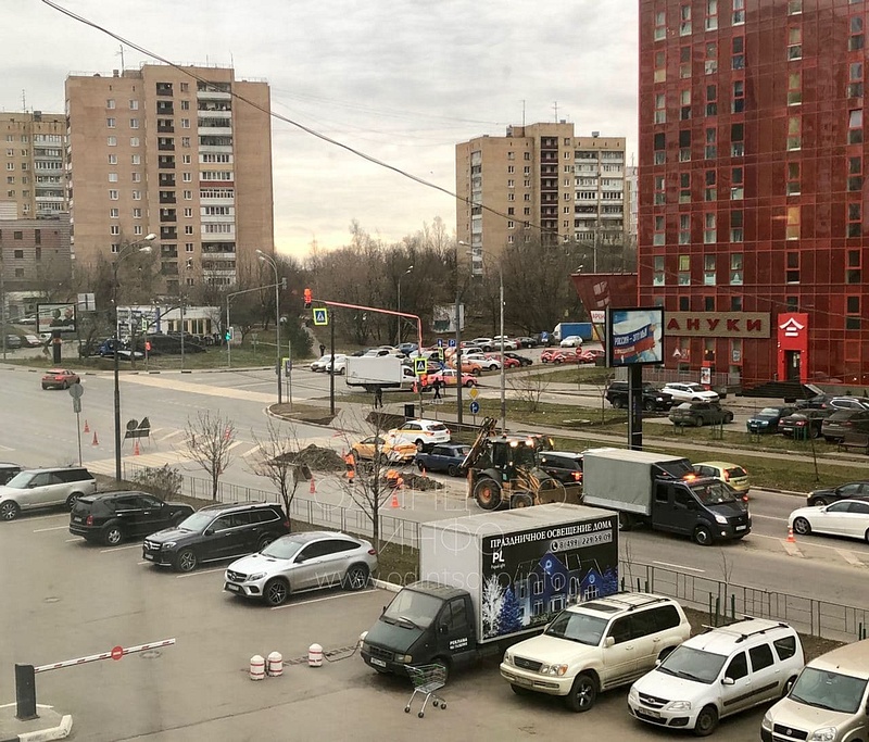 Дорожные службы устанавливают тросовое ограждение на пересечении Можайского шоссе и улицы Говорова в Одинцово, Ноябрь