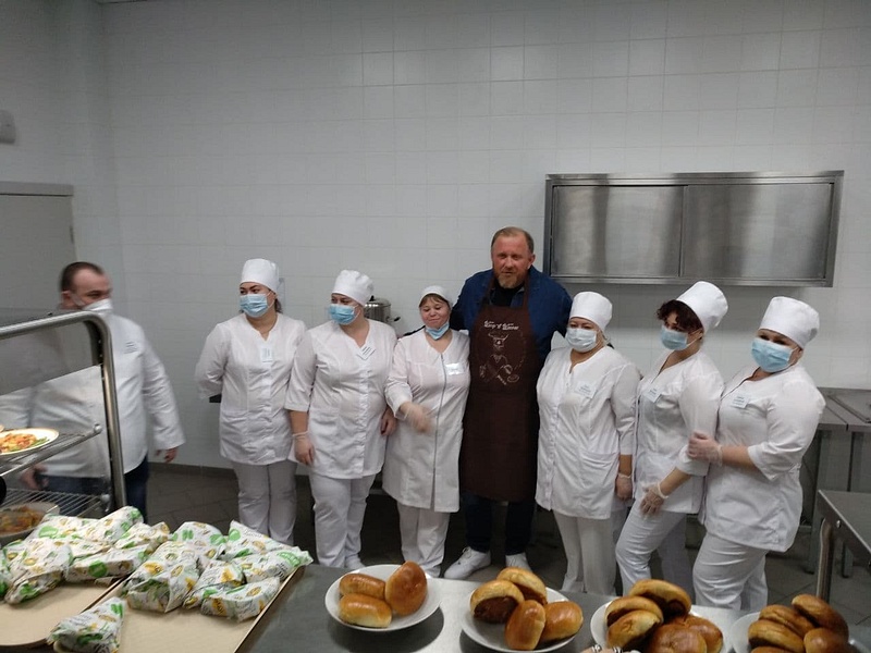 Константин Ивлев с работниками столовой, В Одинцово шеф-повар Константин Ивлев представил новую концепцию школьного питания