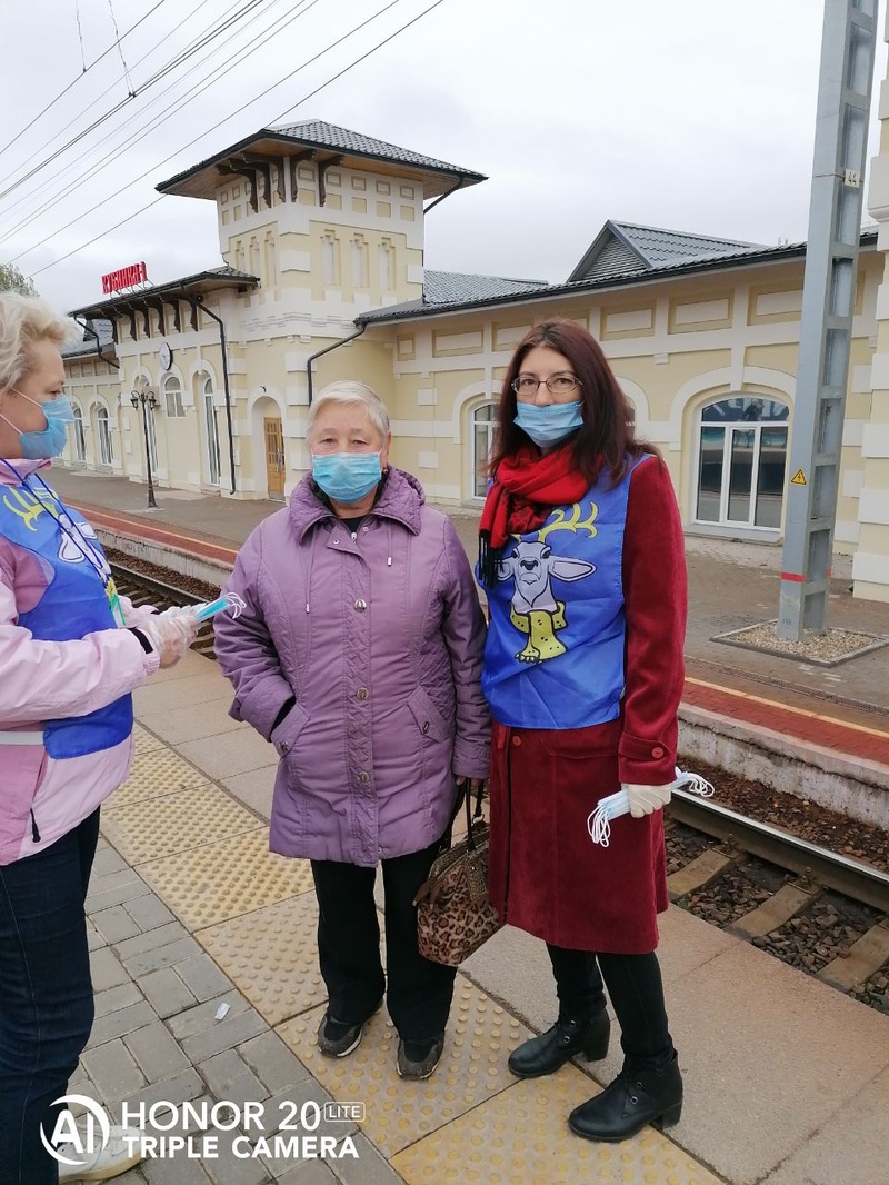 Участница акции неправильно носит маску, Волонтёры «Единой России» ведут разъяснительную работу на станции «Кубинка-1»