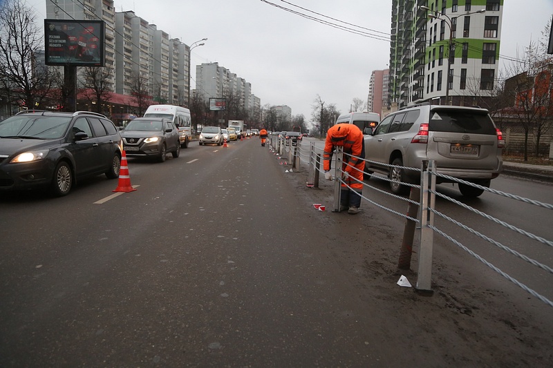 Рабочие на Можайском шоссе, На Можайском шоссе в Одинцово устанавливают тросовое ограждение