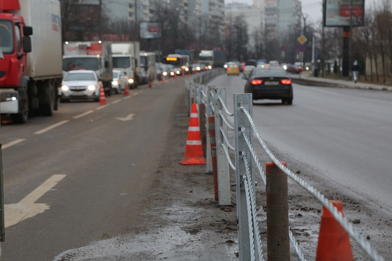 Тросовое ограждение на Можайском шоссе в Одинцово, На Можайском шоссе в Одинцово устанавливают тросовое ограждение