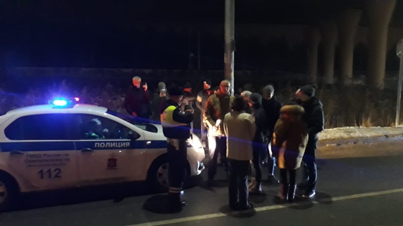 На место прибыла полиция, Жители деревни Трубачеевка вышли, чтобы перекрыть проезд строительной технике