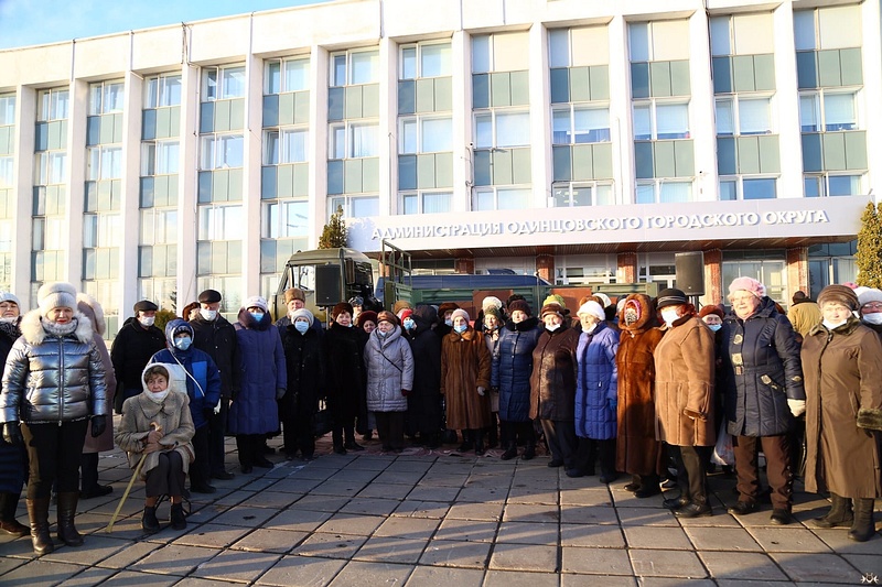 Пенсионеры у здания администрации Одинцовского округа, В Одинцово пенсионеров собрали на концерт под окнами администрации