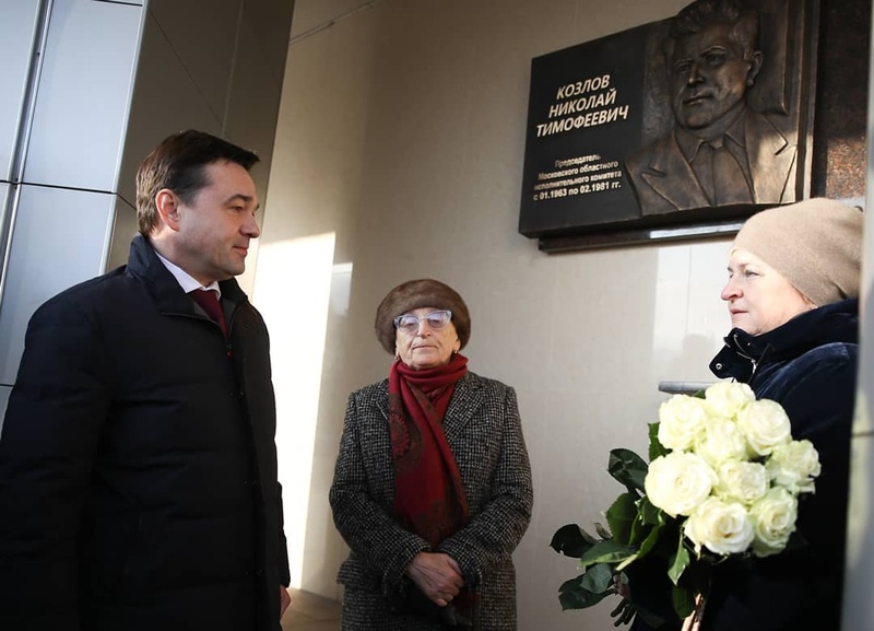 Губернатор Воробьёв на открытии памятной доски в Мытищах, Губернатор Воробьёв без маски во время встреч с жителями