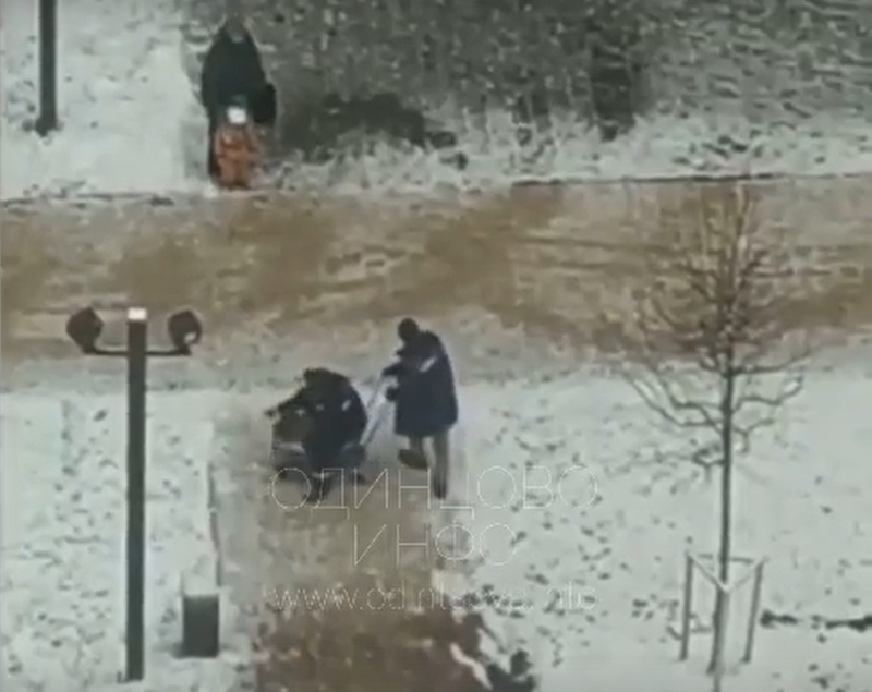 Коммунальщики посыпают тротуары в ЖК «Одинцово-1», Декабрь