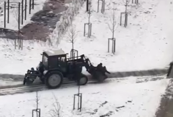 ЖК «Одинцово-1». Коммунальщики посыпают тротуары, сидя в ковше снегоуборочного трактора, Декабрь