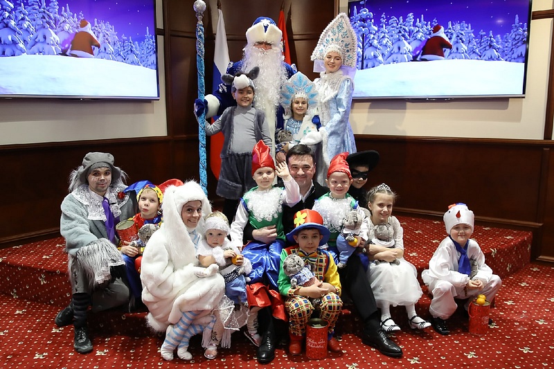 Губернатор Воробьёв с воспитанниками детских домов, Губернатор Воробьёв без маски во время встреч с жителями