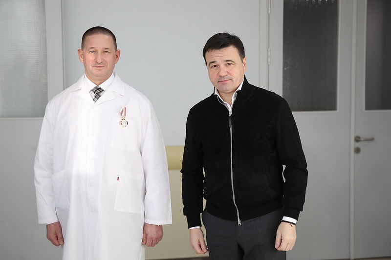 Губернатор Воробьёв с врачом в больнице Подольска, Губернатор Воробьёв без маски во время встреч с жителями