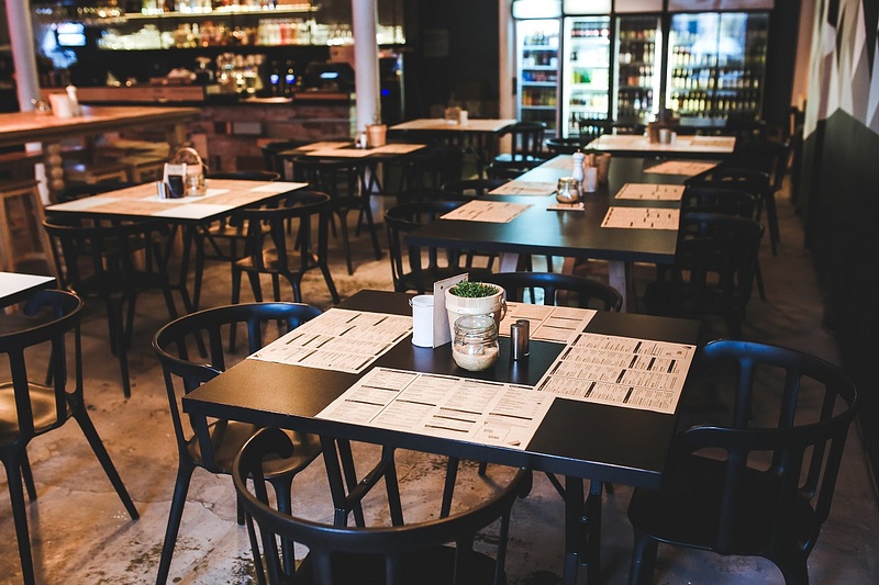 Рестораны и кафе Подмосковья будут требовать от клиентов отрицательный тест на COVID-19. Но только на корпоративах, Декабрь