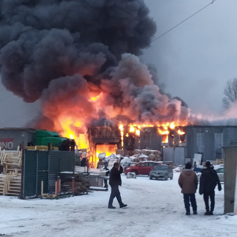 В промзоне Одинцово загорелся склад