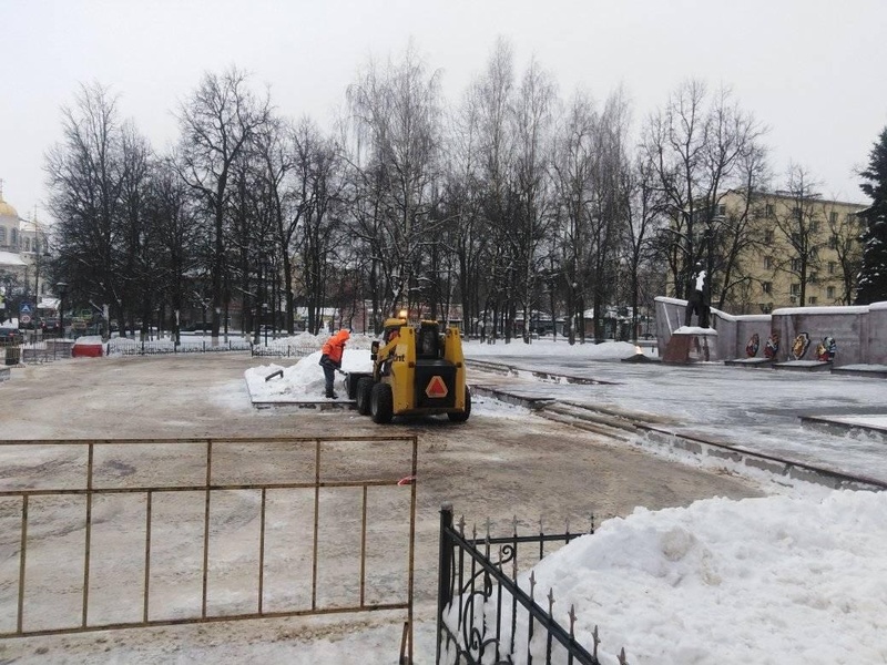 Коммунальщики убирают снег на перекрытой площади у Вечного огня в Звенигороде, Январь