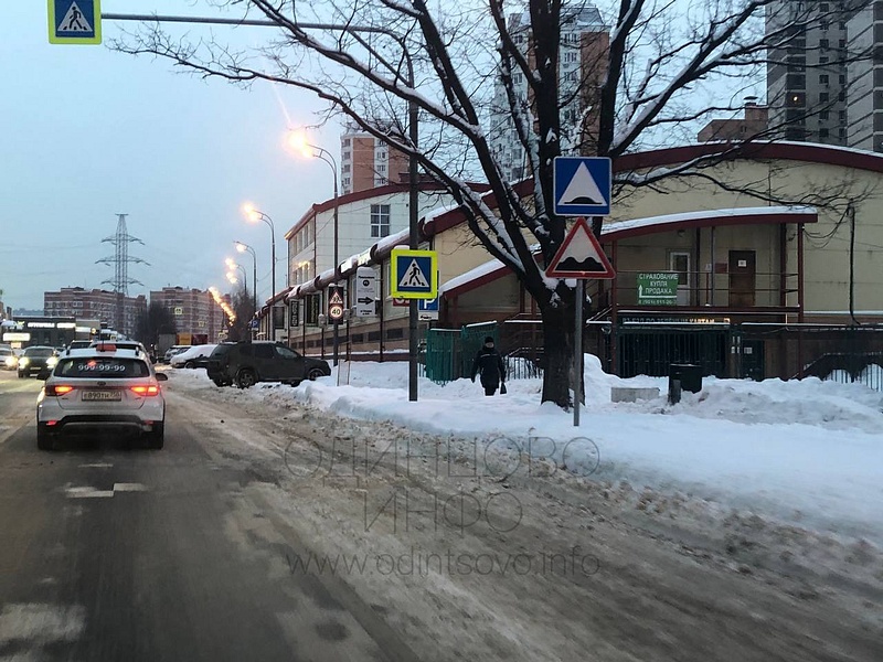 Снежные навалы на обочине проезжей части, Снежные валы на обочинах дорог и вдоль тротуаров в Одинцово