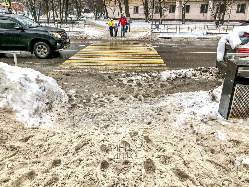 Вода и снежная каша на пешеходном переходе, Аквадискотека: улицы Одинцово затапливает водой из-за таяния снега