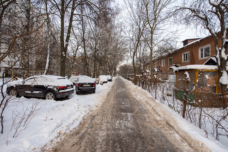 Снег просто сметают, Солнечная улица, 12, Качество уборки снега в 8-м микрорайоне Одинцово