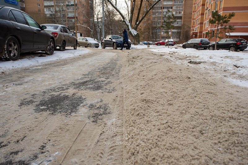 Снег просто сметают, часть дороги не очищена, Верхне-Пролетарская улица, 7, Качество уборки снега в 8-м микрорайоне Одинцово