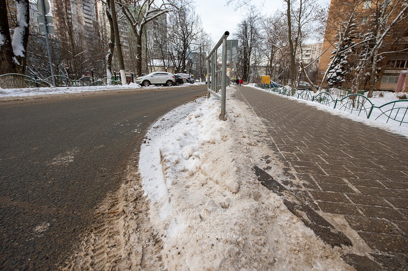 Неубранный снежный вал на тротуаре Верхне-Пролетарской улицы в районе дома №1к2 тает на месте под воздействием химических реагентов, Качество уборки снега в 8-м микрорайоне Одинцово