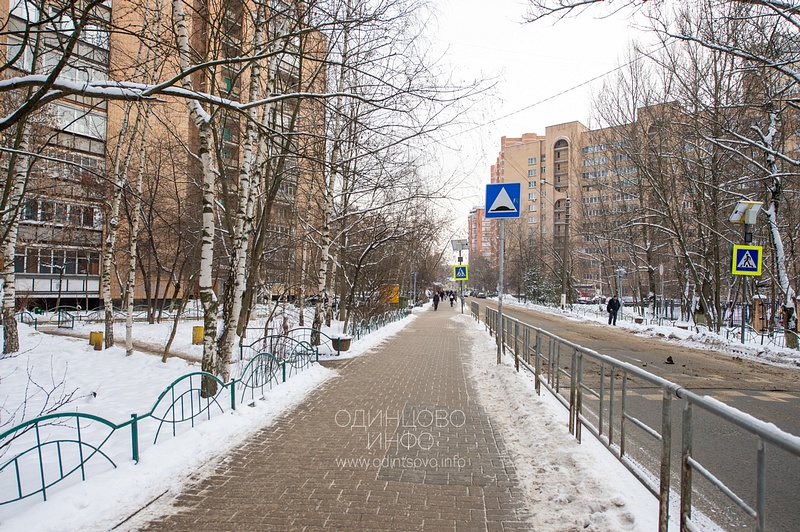 Неубранный снежный вал на тротуаре Верхне-Пролетарской улицы в районе дома №1к2 тает на месте под воздействием химических реагентов, Качество уборки снега в 8-м микрорайоне Одинцово