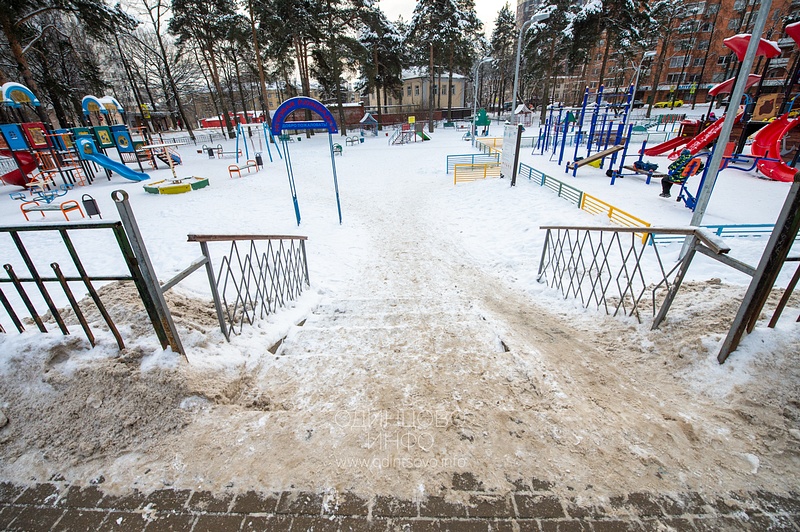 Лестничный пролёт не очищен на всю ширину от снега и наледи, детская площадка возле ДК «Солнечный», Качество уборки снега в 8-м микрорайоне Одинцово