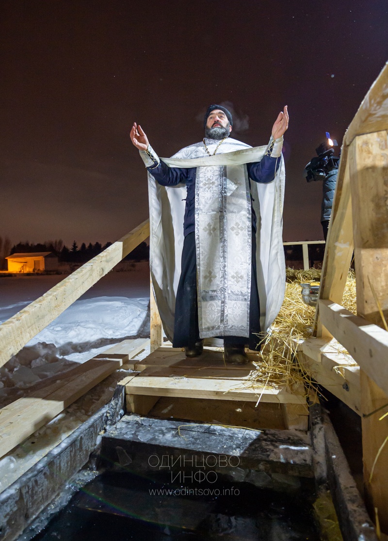 Священнослужитель освящает место купания, Крещенские купания в деревне Сколково